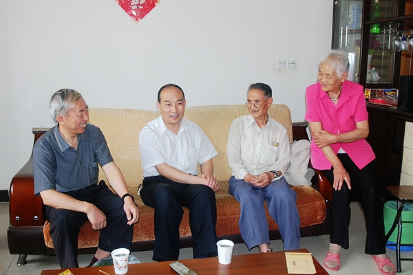 商洛市副市長高健（左起二）慰問我校退休教師