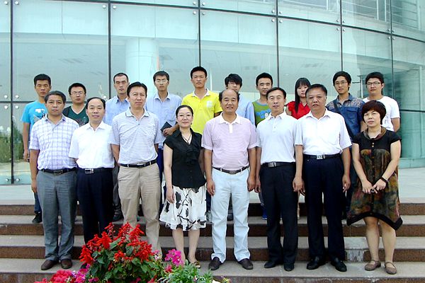 校長(zhǎng)劉建林（前排左起五）看望赴疆畢業(yè)生